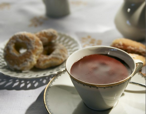 una tazza di cioccolata calda al bar